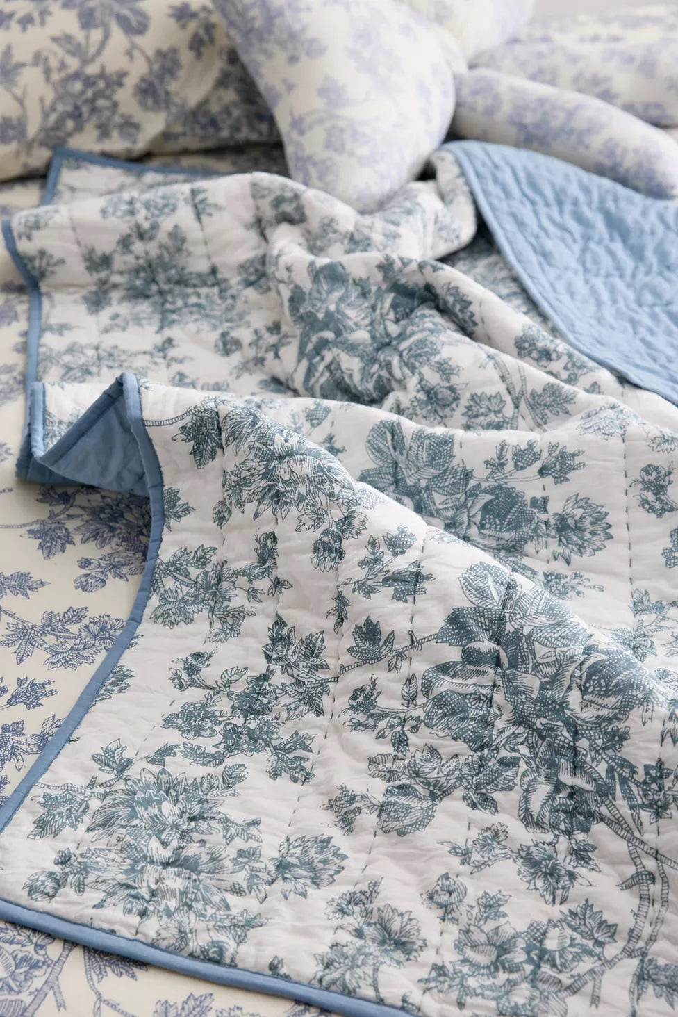 Dorm quilted throw blanket with blue toile
